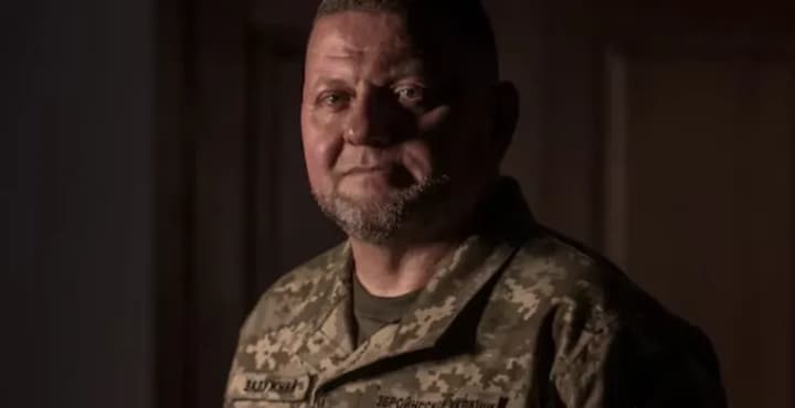 zelenskii-sobiralsya-uvolit-zaluzhnogo-iz-za-raznoglasii-po-mobilizatsii-the-washington-post