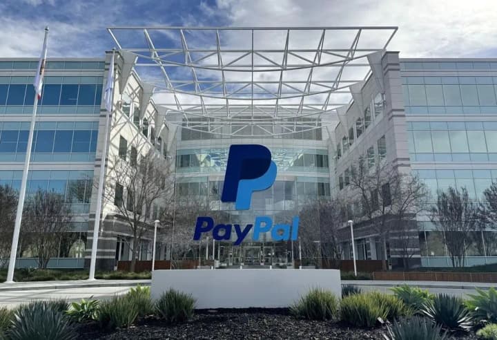 paypal-skorotyt-2500-spivrobitnykiv-cherez-skorochennia-prybutkiv-i-konkurentsiiu