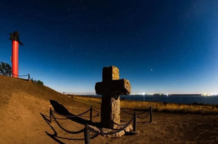 russians-drop-bombs-on-national-monument-kamianska-sich-in-kherson-region