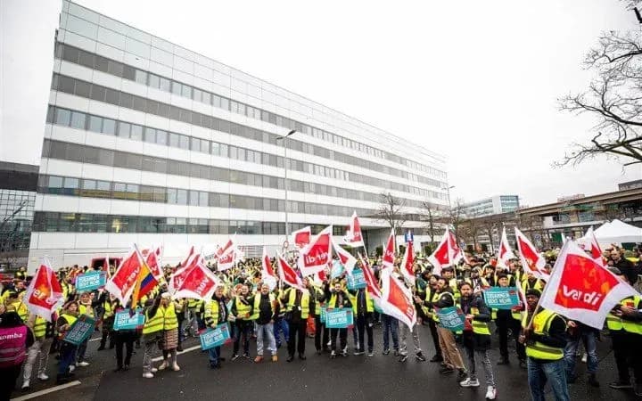 u-nimechchyni-hromadskyi-transport-paralizovano-profspilka-verdi-oholosyla-straik-90-000-pratsivnykiv-zupynyly-robotu