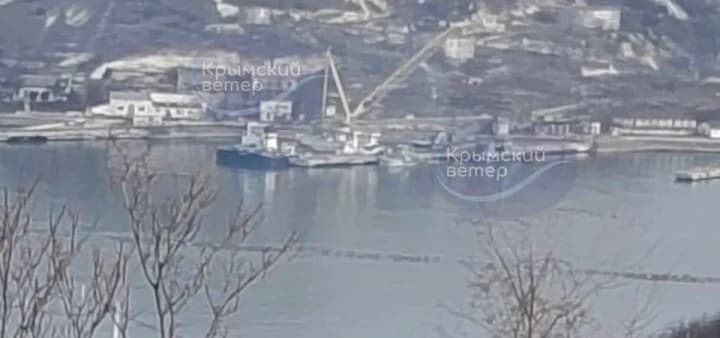 in-sevastopol-the-occupiers-brought-a-floating-crane-to-lift-the-sunken-guard-ship-tarantula