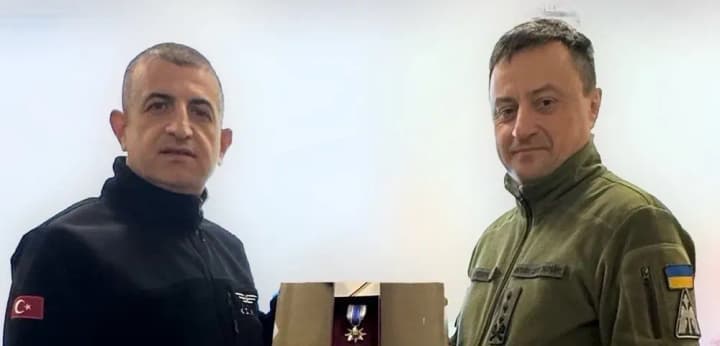 obsudili-stroitelstvo-zavoda-bespilotnikov-komanduyushchii-vozdushnikh-sil-vstretilsya-s-gendirektorom-baykar-makina