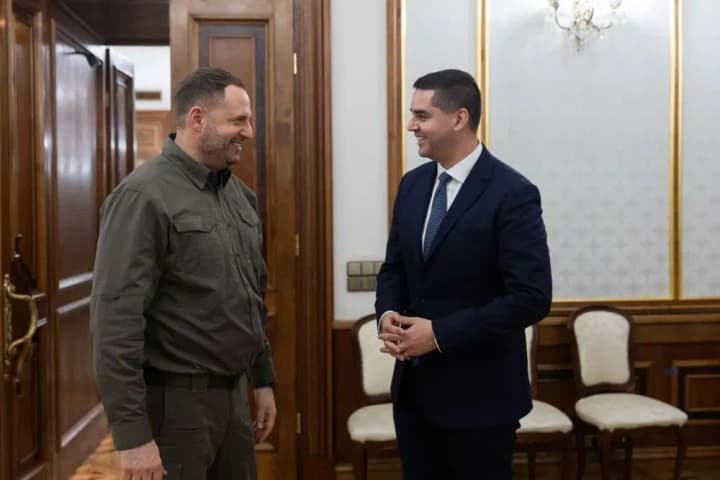 yermak-zustrivsia-z-borhom-pro-shcho-hovoryv-ochilnyk-op-z-hlavoiu-obsie