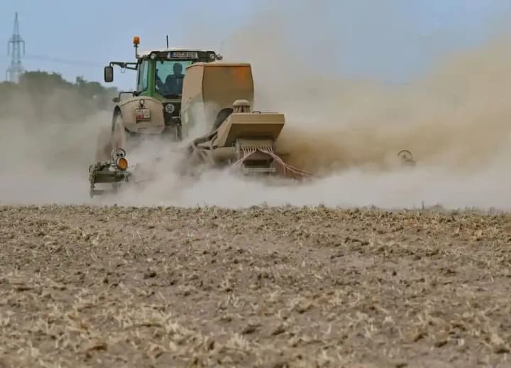 yes-opryliudnyt-klimatychni-tsili-do-2040-roku-v-umovakh-politychnoi-napruzhenosti-ta-krytyky-z-boku-pravykh-afp