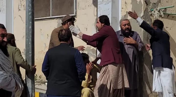 u-pakystani-za-den-do-vyboriv-pidirvaly-ofisy-dvokh-kandydativ-shchonaimenshe-24-liudyny-zahynulo