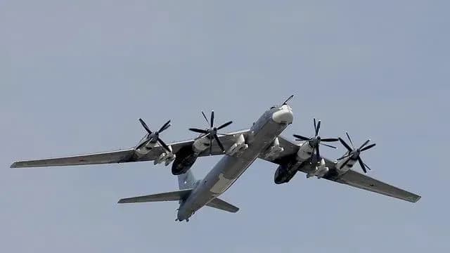 dva-rossiiskikh-strategicheskikh-bombardirovshchika-tu-95-proleteli-vblizi-alyaski
