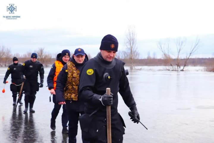 shelling-and-thin-ice-do-not-frighten-winter-fishing-enthusiasts-in-kyiv-region-the-state-emergency-service-rescued-two-fishermen-one-of-them-dead-from-the-ice