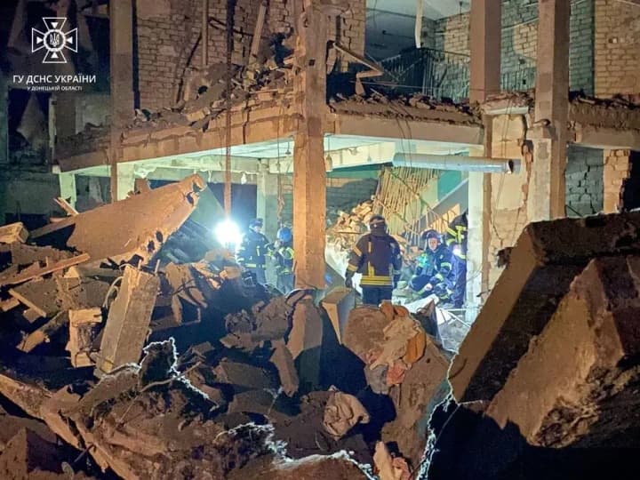 russian-attack-on-selydove-in-donetsk-region-three-people-rescued-from-the-rubble