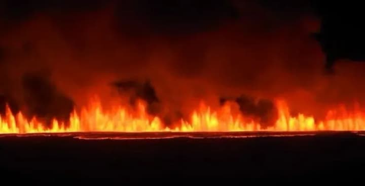 v-islandii-vulkan-aktyvizuvavsia-vtretie-za-dva-misiatsi-vyverhaiuchy-lavu-i-dym