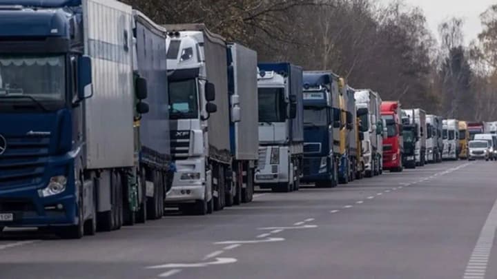 state-border-guard-service-of-ukraine-warns-of-truck-traffic-closures-across-the-border-with-poland-and-hungary