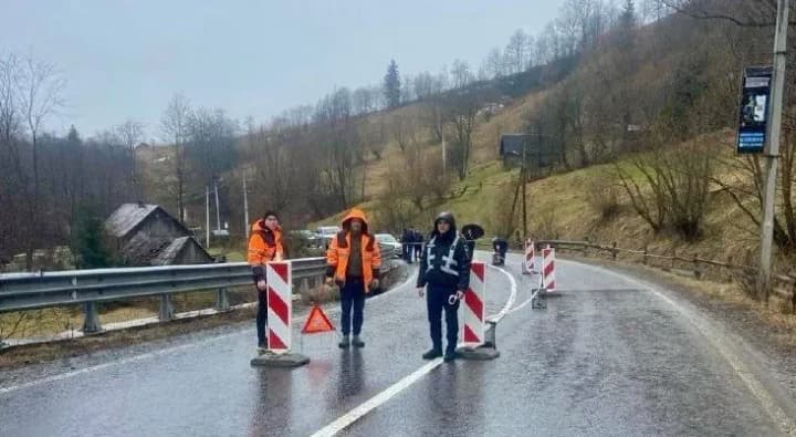 traffic-is-partially-restricted-in-rakhiv-district-due-to-the-collapse-of-the-support-wall-drivers-are-urged-to-plan-their-route-in-a-different-way