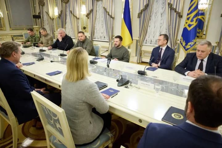 zelenskyy-discusses-long-range-missile-and-air-defense-supplies-with-us-congressmen