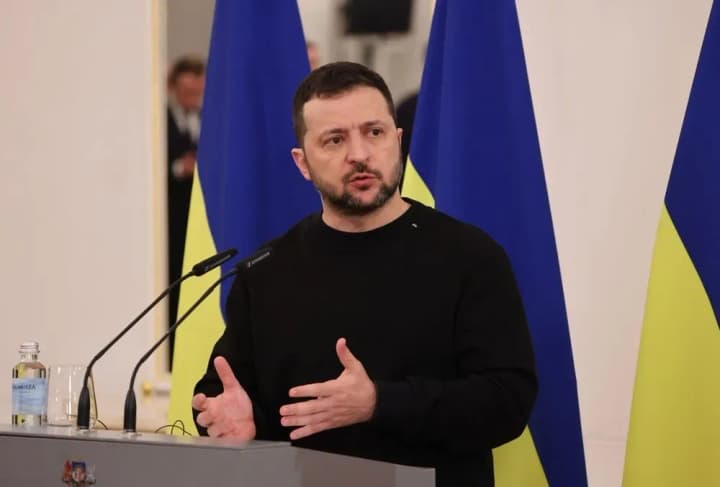 zelenskii-planiruet-posetit-parizh-i-berlin-chtobi-lobbirovat-pomoshch-dlya-ukraini-bloomberg-news