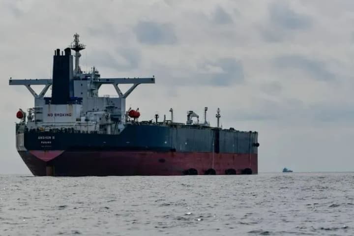 half-of-tankers-stop-transporting-russian-oil-after-sanctions-bloomberg