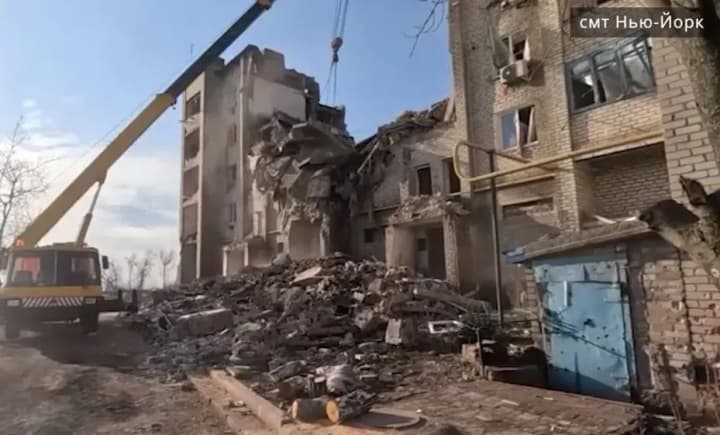 poshukovi-roboty-na-mistsi-zruinovanoho-zhytlovoho-budynku-v-smt-niu-iork-tymchasovo-prypyneno