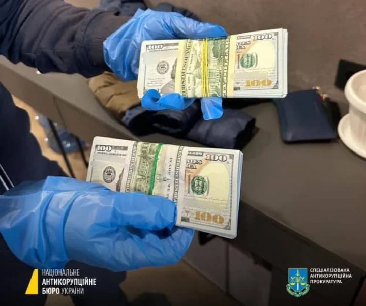 receiving-usd-55-thousand-bribe-tax-official-from-kharkiv-region-is-served-a-notice-of-suspicion