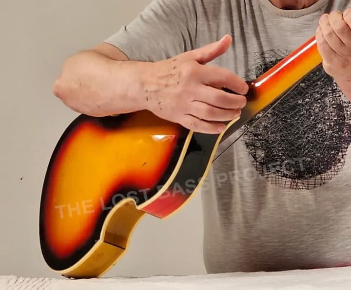 entuziasti-proekta-the-lost-bass-nashli-i-vernuli-polu-makkartni-yego-pervuyu-bas-gitaru-pokhishchennuyu-bolee-50-let-nazad