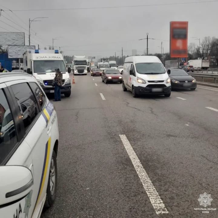 an-accident-occurs-on-the-ring-road-in-kyiv-traffic-is-hampered