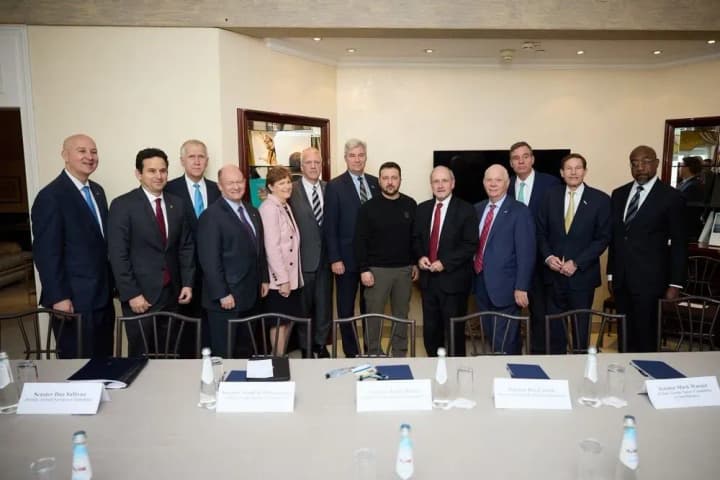 poinformuvav-pro-pershocherhovi-oboronni-potreby-ukrainy-u-miunkheni-zelenskyi-zustrivsia-iz-delehatsiieiu-senatu-ssha