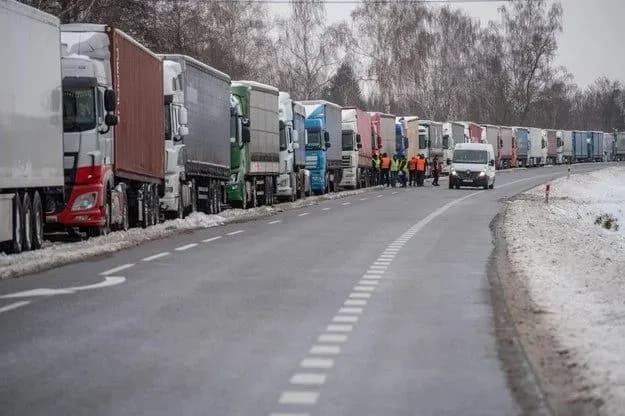 not-only-trucks-are-being-blocked-state-border-guard-service-reports-stricter-traffic-restrictions-by-polish-protesters