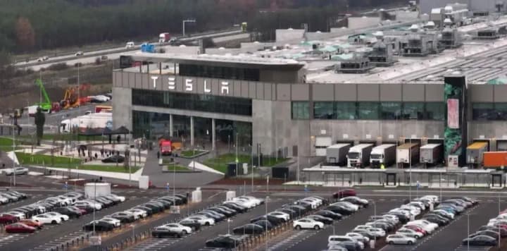 u-nimechchyni-mistsevi-zhyteli-proholosuvaly-proty-planu-rozshyrennia-zavodu-tesla