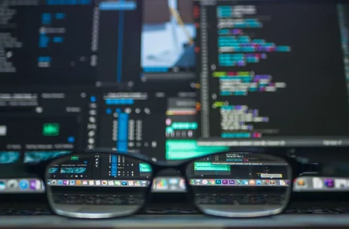 ssha-obvinili-dvukh-rossiyan-v-uchastii-v-khakerskoi-gruppirovke-lockvit