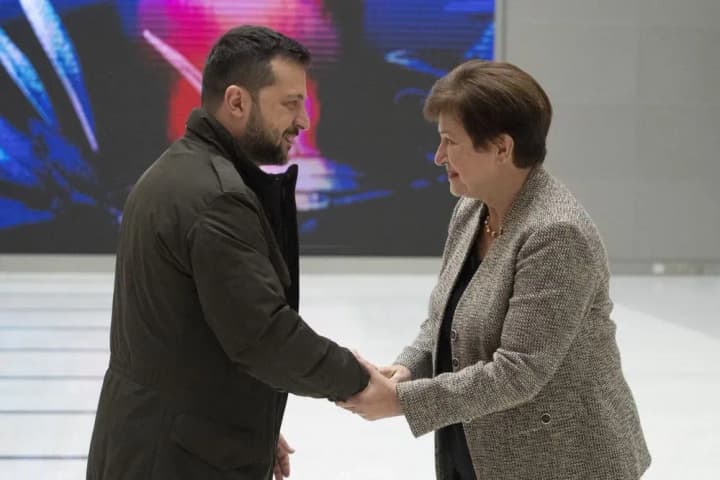 ukraina-poluchit-ot-mvf-pochti-dollar900-mln-poskolku-pomoshch-ssha-ostaetsya-priostanovlennoi-bloomberg