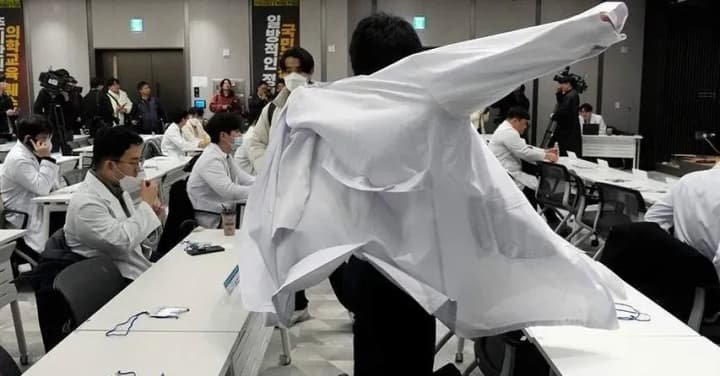 kliniki-seula-rabotayut-s-pereboyami-iz-za-massovogo-uvolneniya-vrachei