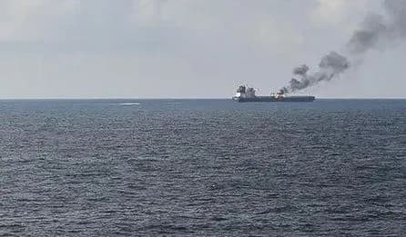 u-beregov-yemena-atakovano-gruzovoe-sudno-na-palube-vspikhnul-pozhar