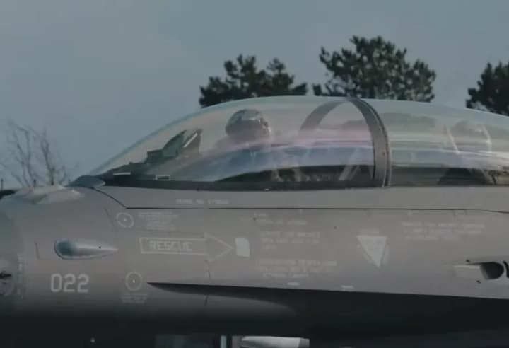 zelenskyy-shows-how-ukrainian-pilots-train-on-f-16-in-denmark