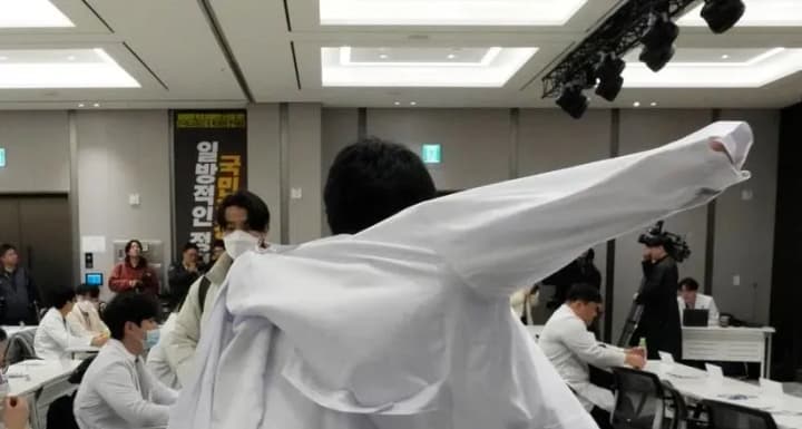 v-yuzhnoi-koree-proiskhodit-zabastovka-medpersonala-iz-za-obyavleniya-reformi-napravlennoi-na-izmenenie-kolichestva-vrachei