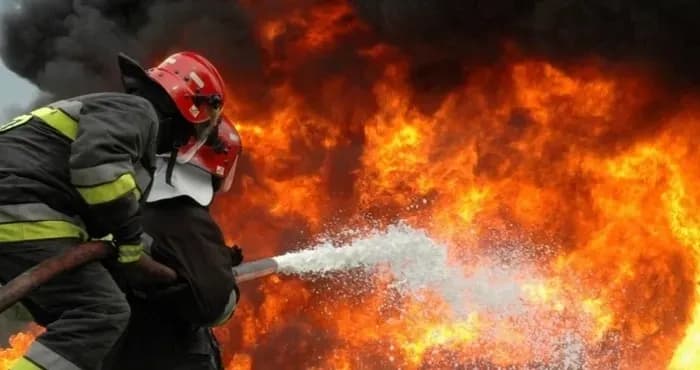 warehouses-are-on-fire-in-podil-district-of-kyiv-kyiv-residents-are-advised-to-close-windows-and-avoid-walking