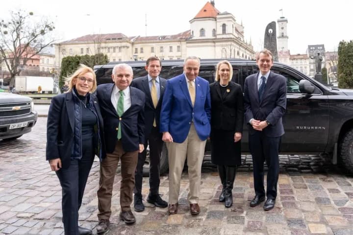 lider-bolshinstva-v-senate-ssha-shumer-pribil-v-ukrainu