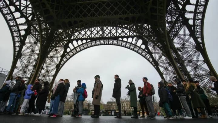 eiffel-tower-reopened-after-6-day-strike