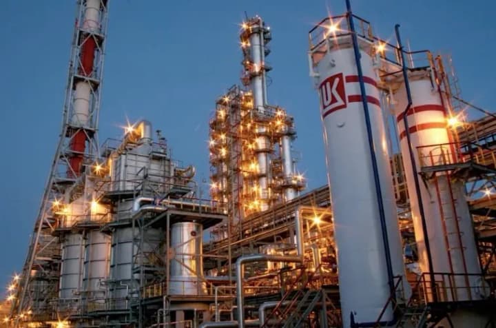 rf-na-polgoda-zapretit-eksport-benzina-iz-za-atak-dronov-po-neftepererabativayushchim-zavodam