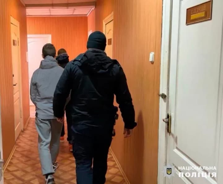 troe-podrostkov-do-smerti-izbili-muzhchinu-v-parke-na-kharkovshchine-snimaya-video-politsiya