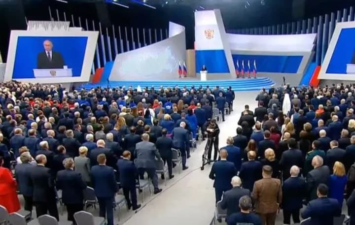 putin-vidpoviv-makronu-na-propozytsiiu-vidpravyty-viiska-nato-v-ukrainu-ta-znovu-pochav-liakaty-svit-yadernym-konfliktom