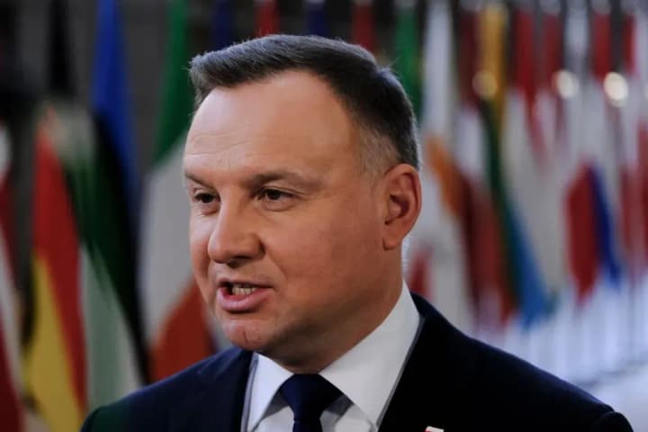 na-sylnykh-ne-napadaiut-duda-ne-viryt-u-viinu-rosii-proty-nato