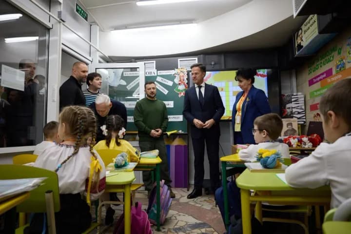 education-in-a-time-of-war-zelensky-showed-the-prime-minister-of-the-netherlands-a-metro-school-in-kharkiv