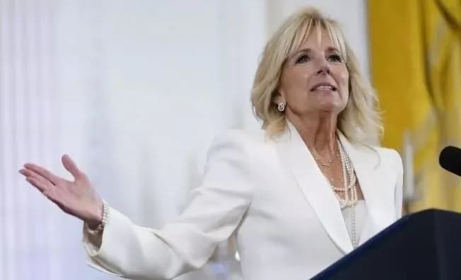 druzhyna-baidena-nazvala-trampa-zahrozoiu-dlia-zhinok