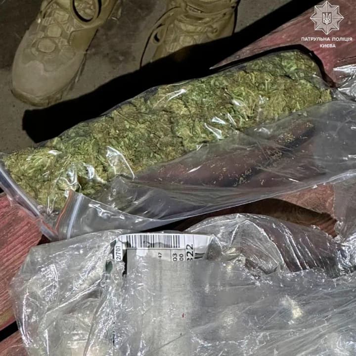 u-kyievi-patrulni-zatrymaly-zhinku-z-3-pakunkamy-narkotykiv
