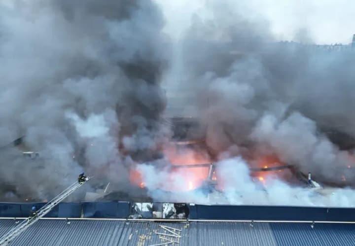 a-large-scale-fire-in-a-shopping-center-that-lasted-more-than-5-hours-is-extinguished-in-nikopol