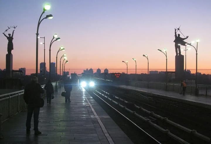 u-kyievi-stantsiia-metro-dnipro-vidnovliuie-robotu-pislia-zakryttia-z-pochatku-vtorhnennia-rf