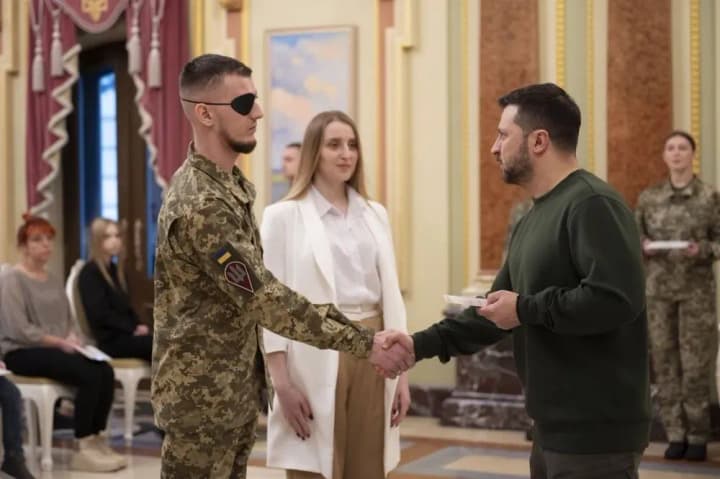zelenskii-vruchil-yeshche-30-sertifikatov-na-zhile-geroyam-ukraini-i-semyam-pavshikh-voinov