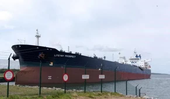 russian-tanker-under-sanctions-docks-in-china-to-unload-russian-oil