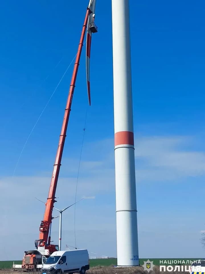 shaheds-combat-unit-stuck-in-a-windmill-screw-in-mykolaiv-region