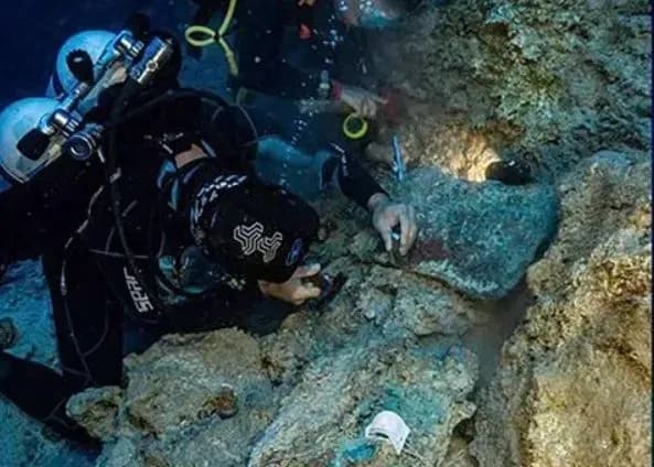 v-zatotsi-bilia-antalii-arkheolohy-vyiavyly-slidy-3600-richnoho-korablia-epokhy-bronzy