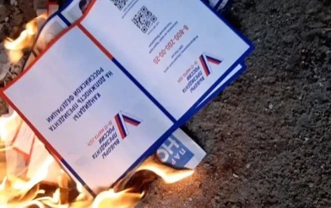 v-krimu-partizani-szhigayut-predvibornie-agitatsionnie-materiali