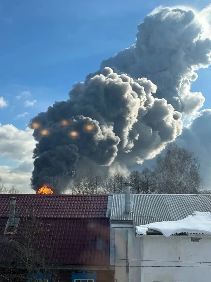 a-large-fire-broke-out-in-the-moscow-region-a-warehouse-with-building-materials-was-on-fire
