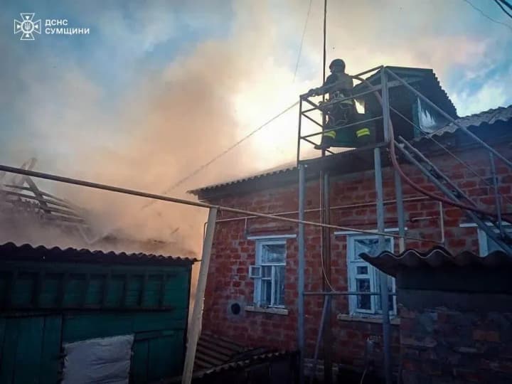 armiitsi-rf-obstrilialy-sumskyi-raion-palalo-u-zhytlovomu-sektori